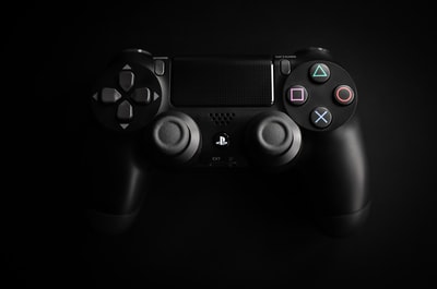 黑色索尼PS4游戏控制器